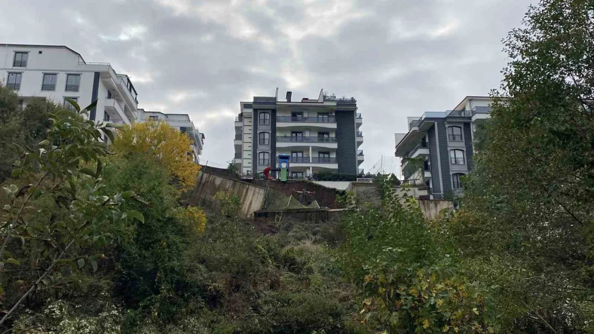 Kocaeli'de çöken istinat duvarı çocuk parkını yuttu 3