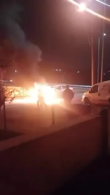Körfez'de alevlere teslim olan otomobil itfaiye ekiplerince söndürüldü 1