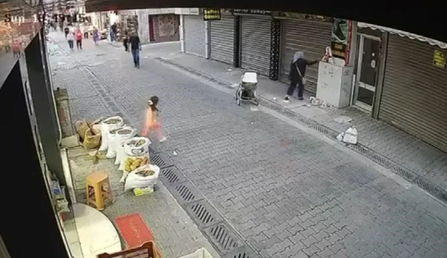 TRAFONUN ÜZERİNDE UNUTULAN VE İÇERİSİNDE YÜKLÜ MİKTARDA GÜMÜŞ TAKI BULUNAN POŞET, YOLDAN GEÇEN...