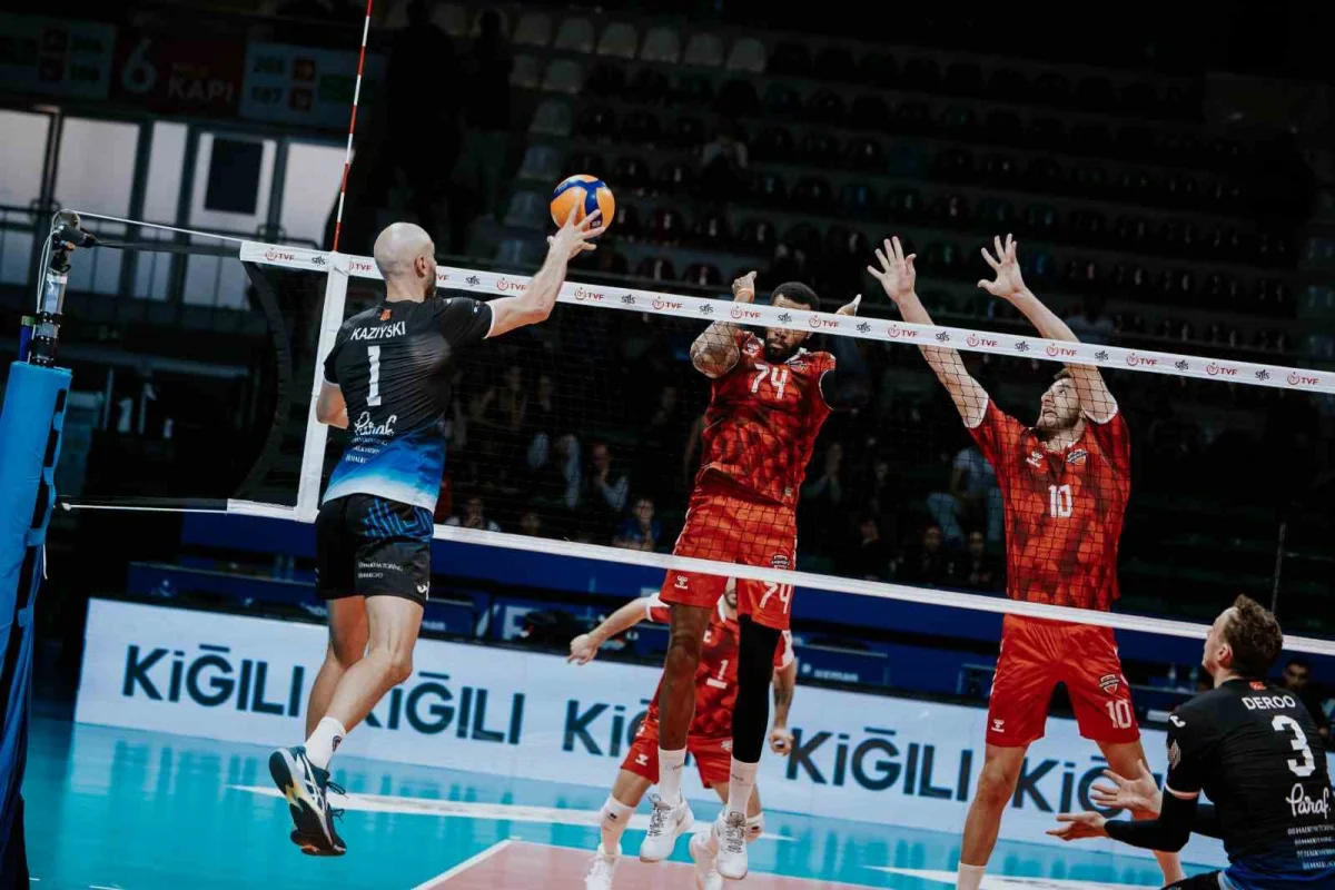 Efeler Ligi'nde beş setlik heyecan: Spor Toto evinde Halkbank'a boyun eğdi 3