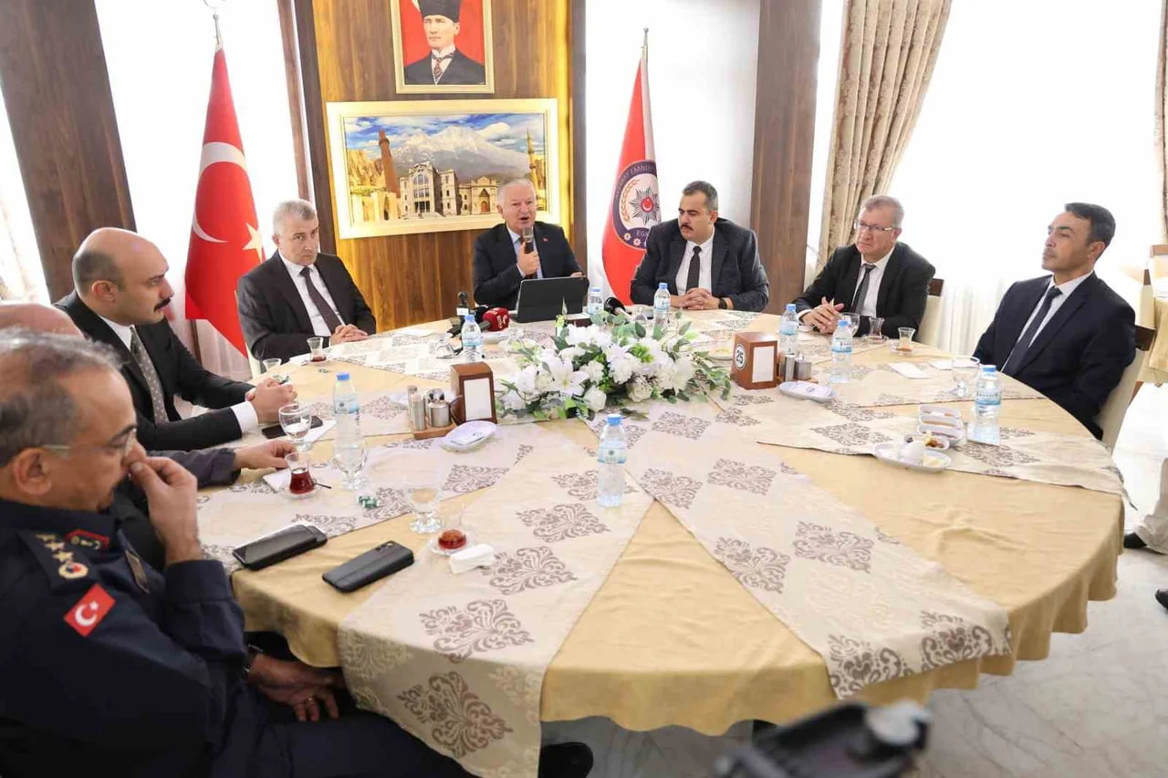 AKSARAY’DA BASIN MENSUPLARIYLA BİR ARAYA GELEN AKSARAY VALİSİ MURAT DURU, ŞEHRİN ASAYİŞ...