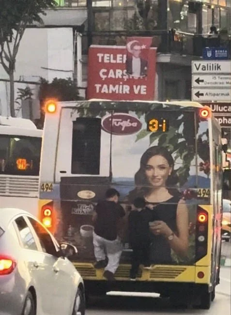 BURSA’NIN OSMANGAZİ İLÇESİ KENT MEYDANI’NDA İKİ KÜÇÜK ÇOCUĞUN SEYİR HALİNDEKİ OTOBÜSÜN ARKASINA...