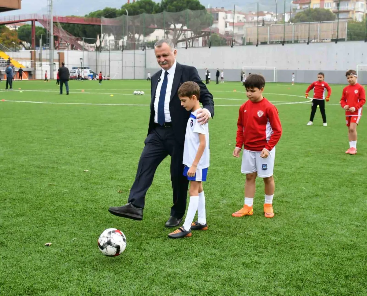 Yunusemre'de 29 Ekim coşkusu miniklerin futbol turnuvasıyla kutlandı 5