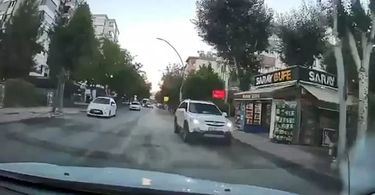 ELAZIĞ’DA AKAN TRAFİKTE TERS ŞERİTTEN GELEN SÜRÜCÜ, HEM KENDİ CANINI HEM DE DİĞER SÜRÜCÜLERİN...