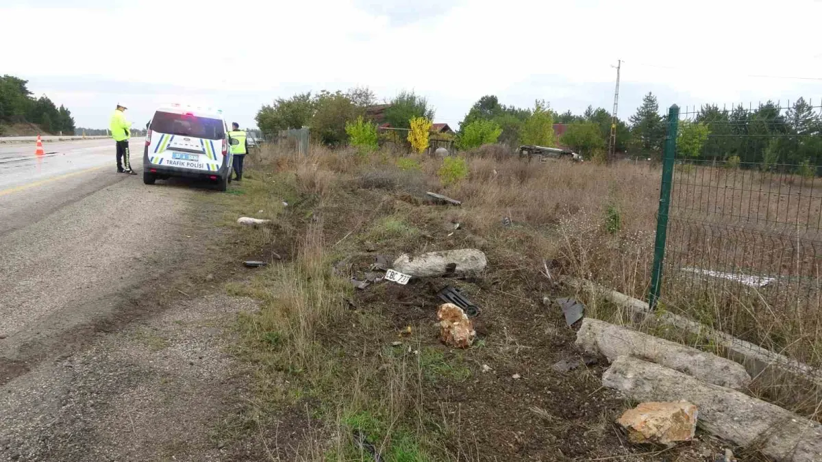 Kastamonu'da kayganlaşan yolda şarampole yuvarlanan hafif ticari araçtaki 3 kişi yaralandı 3