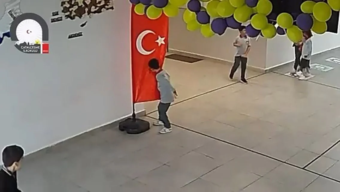 KOŞARKEN DURUP BAYRAĞI ÖPMÜŞTÜ