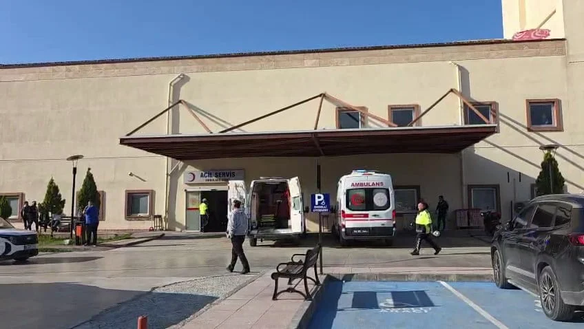 FENALAŞAN İŞÇİLER AMBULANSLARLA TURHAL DEVLET HASTANESİ'NE KALDIRILDI
