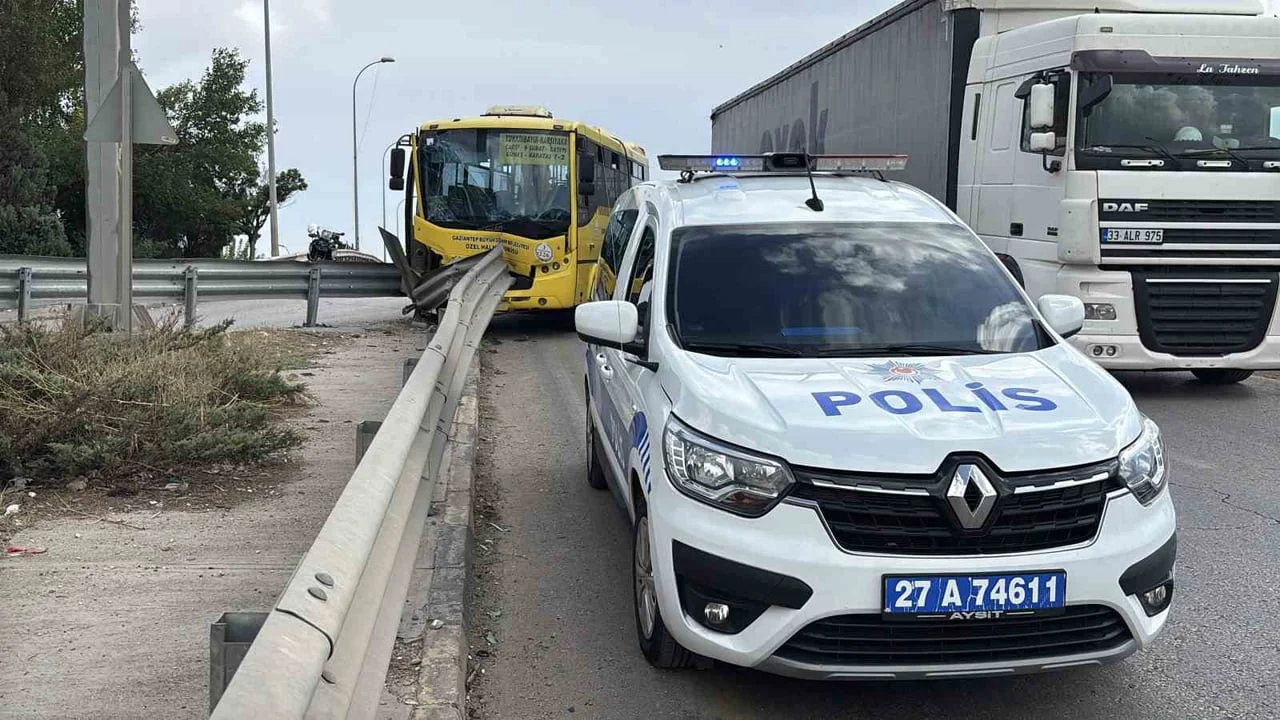 GAZİANTEP'TE KONTROLDEN ÇIKIP YOL KENARINDAKİ DEMİR BARİYERLERE ÇARPAN HALK OTOBÜSÜNDEKİ 9 KİŞİ...