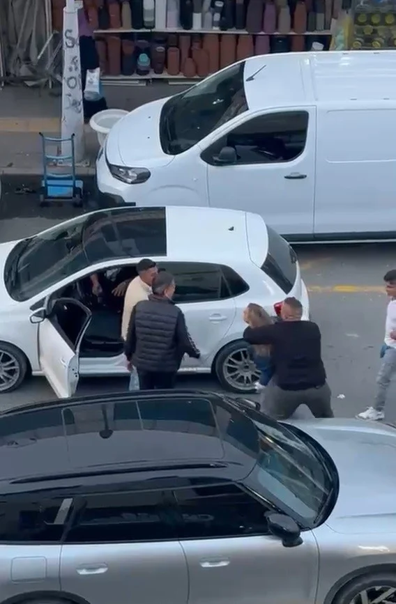 Sakarya'da dövüş antrenörü olduğunu belirten kadından sürücüye yumruklu saldırı 4