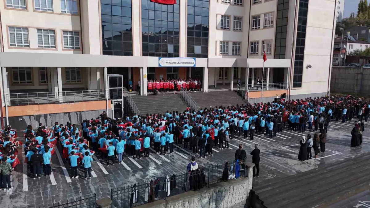 Sivas'ta 850 ortaokul öğrencisinden 29 Ekim'e özel koro ve koreografi gösterisi 2