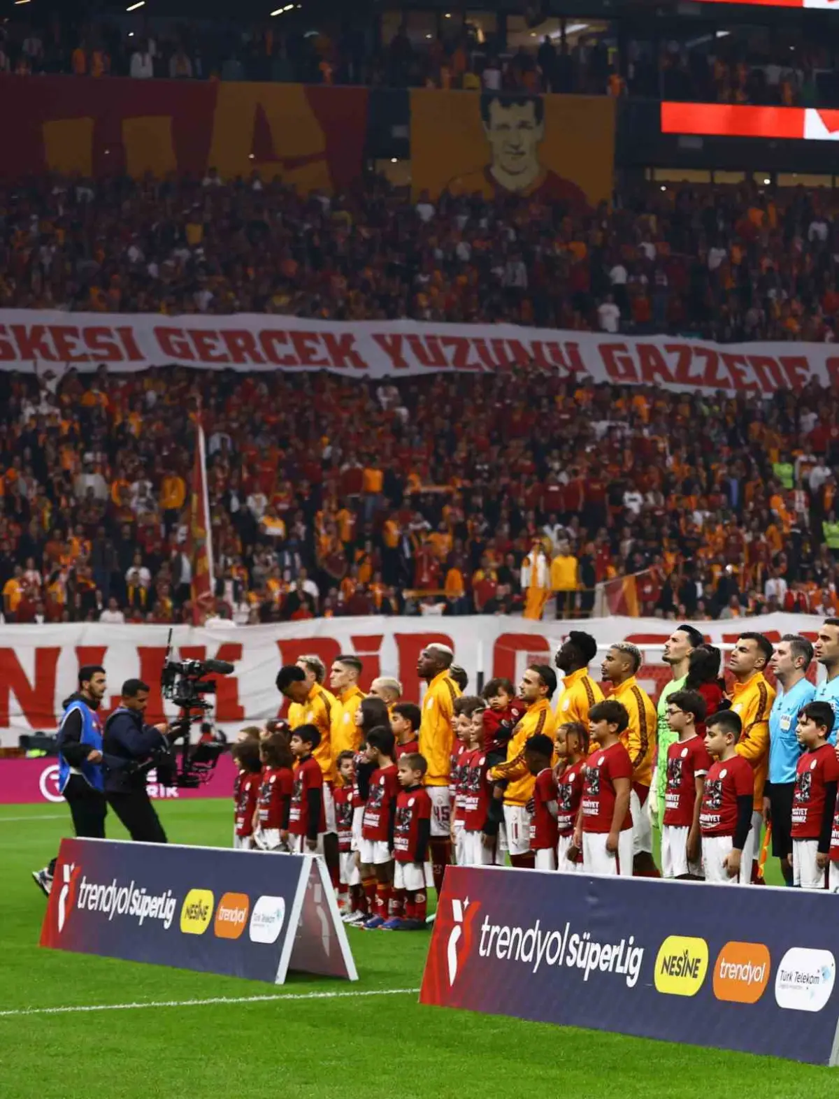 Galatasaray'da derbiye tek değişiklik: Okan Buruk'tan kadro tercihi 1