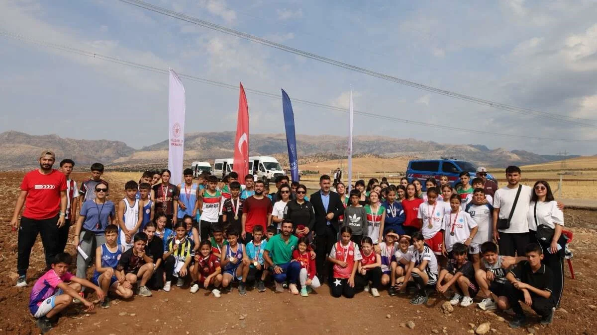 Silopi'de kros heyecanı: Genç atletler bölge şampiyonası için yarıştı 3
