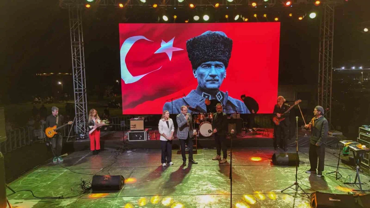 Ayvalık'taki 21. Uluslararası Zeytin Hasat Festivali'nde Feridun Düzağaç sahne aldı 2