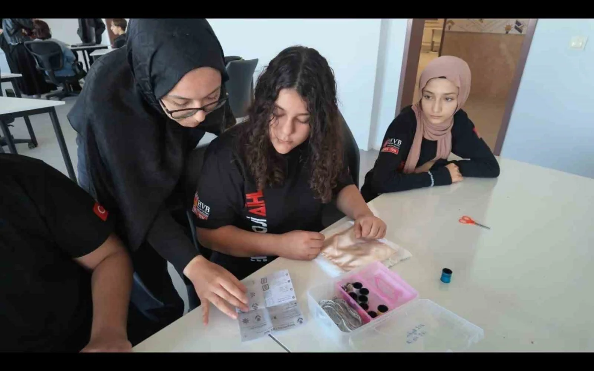 Denizli'de liseliler kaybolmaya yüz tutan zanaatları atölyelerden sınıflara taşıdı 3