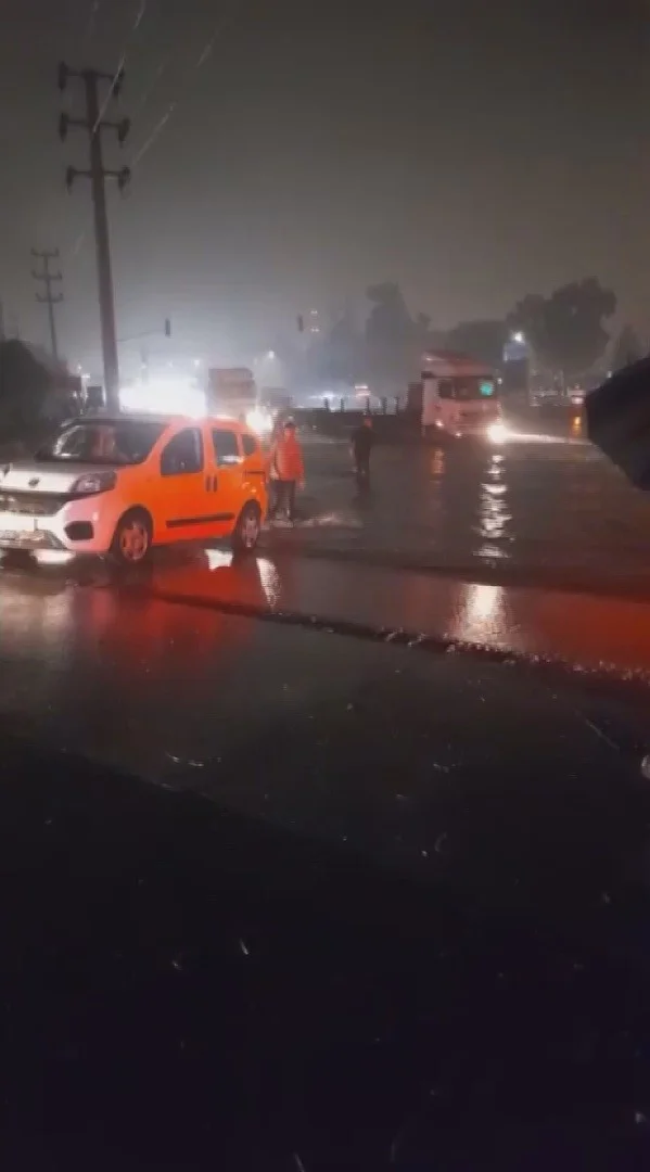 Hatay'da sağanak yağış yolları göle çevirdi 1