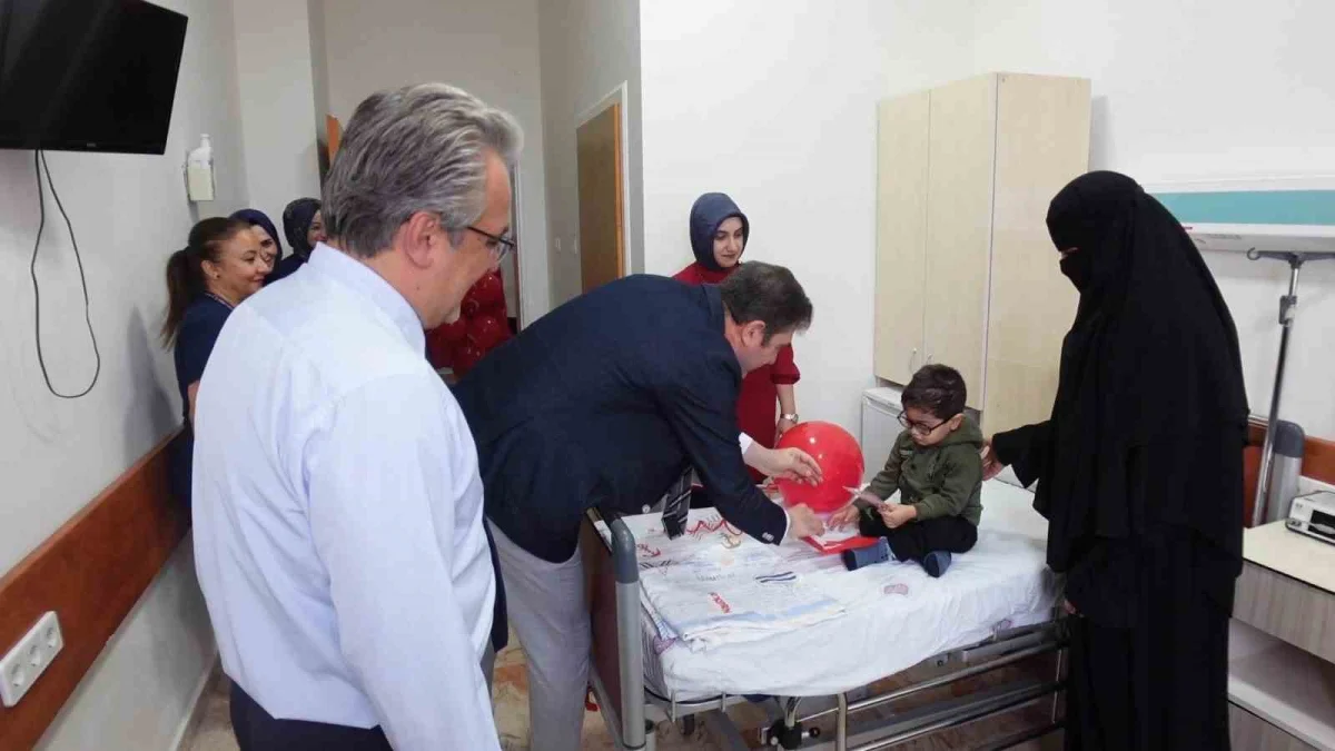 Fırat Üniversitesi Hastanesi'nde minik hastalara 29 Ekim sürprizi 1