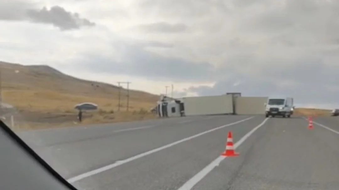 VAN-ERCİŞ KARA YOLUNDA KONTROLDEN ÇIKAN TIRIN DEVRİLMESİ SONUCU 1 KİŞİ YARALANDI.