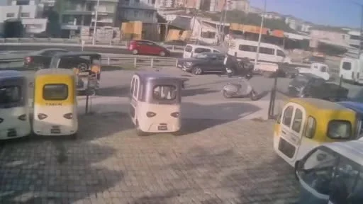 E-5 karayolunda zincirleme kaza kamerada...Taklalar atıp metrelerce sürüklendi: 2 yaralı