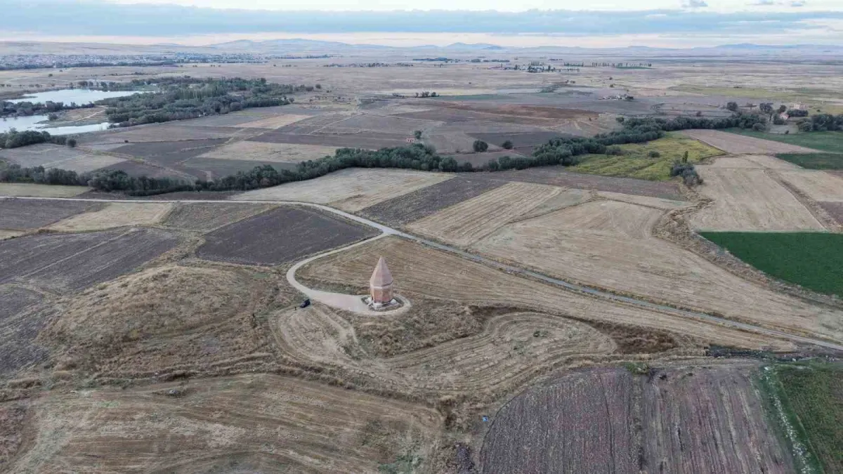 Anadolu Selçuklu Devleti'nin Turhasan Bey'e ithafen yaptırdığı 8 asırlık türbe 1