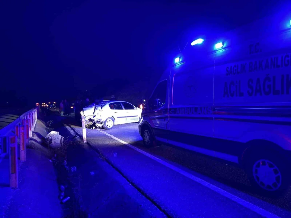 Kastamonu'da bariyerlere çarpıp otobüse savrulan otomobilde 2 kişi yaralandı 3