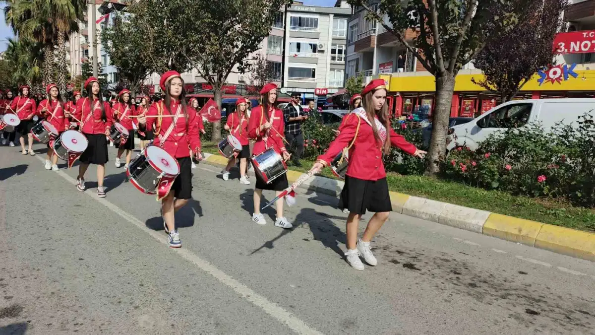 Bafra'da Cumhuriyet'in 103. yılı yürüyüşle kutlandı 3