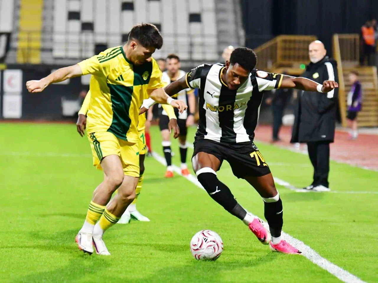 TRENDYOL 1. LİG'İN 10. HAFTASINDA MANİSA FUTBOL KULÜBÜ SAHASINDA AĞIRLADIĞI ESENLER EROKSPOR'U...