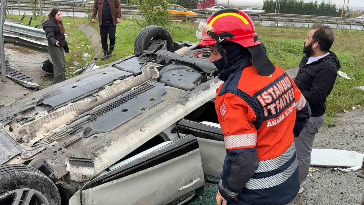 Eyüpsultan'da kontrolden çıkan otomobil taklalar atarak çayırlık alana savruldu 1