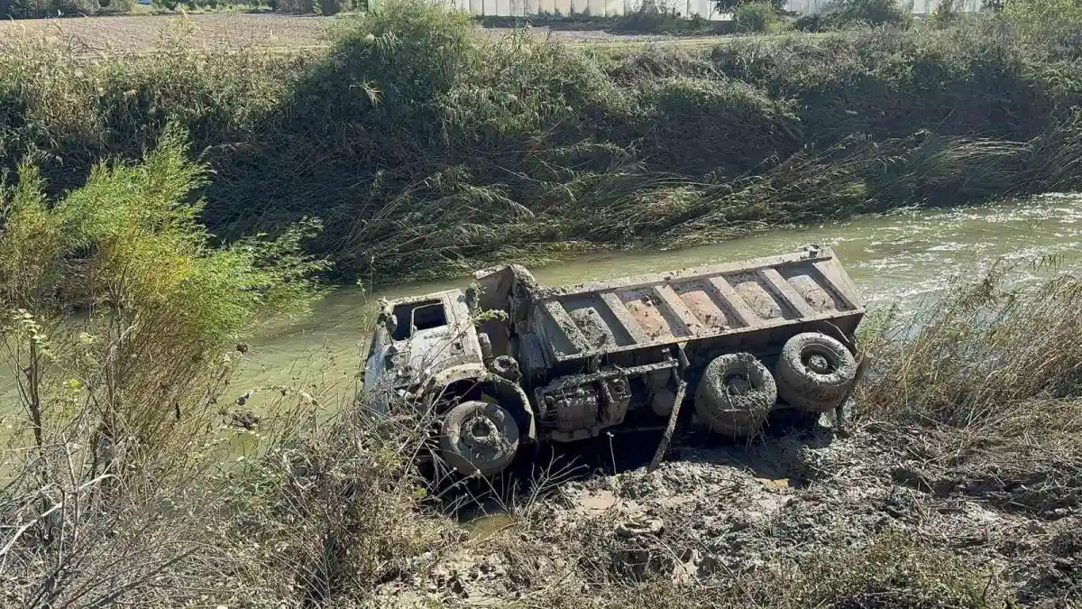 Dalaman'da ıslah çalışması yapan kamyon Tersakan Çayı'na devrildi 1