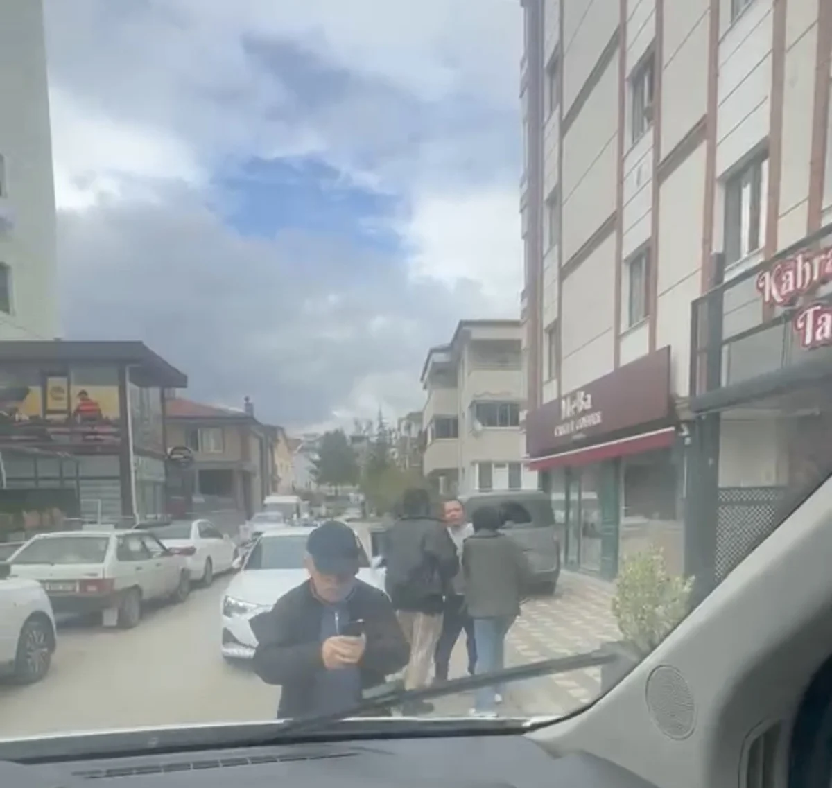Tokat'ta yol verme tartışmasında öğrenci servisine saldırıldı 1