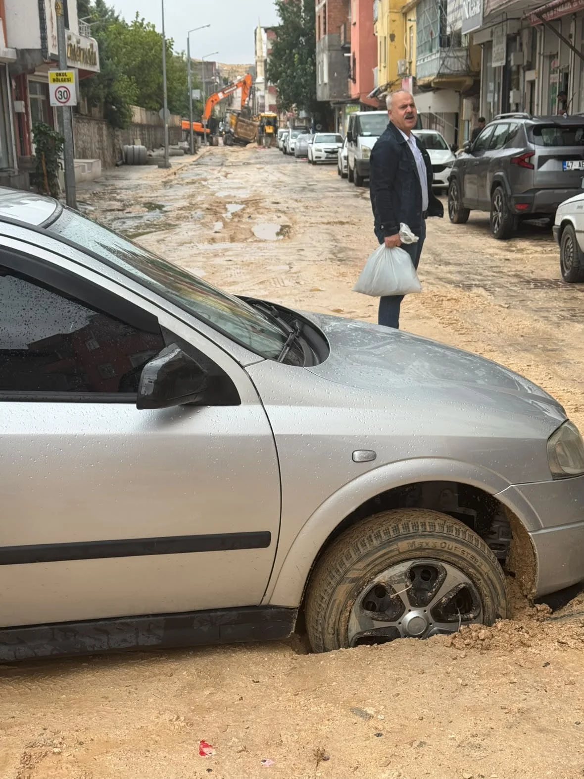 MARDİN'İN MAZIDAĞI İLÇESİNDE ETKİLİ OLAN YAĞIŞIN ARDINDAN BAZI CADDE VE SOKAKLARDA SU VE ÇAMUR...