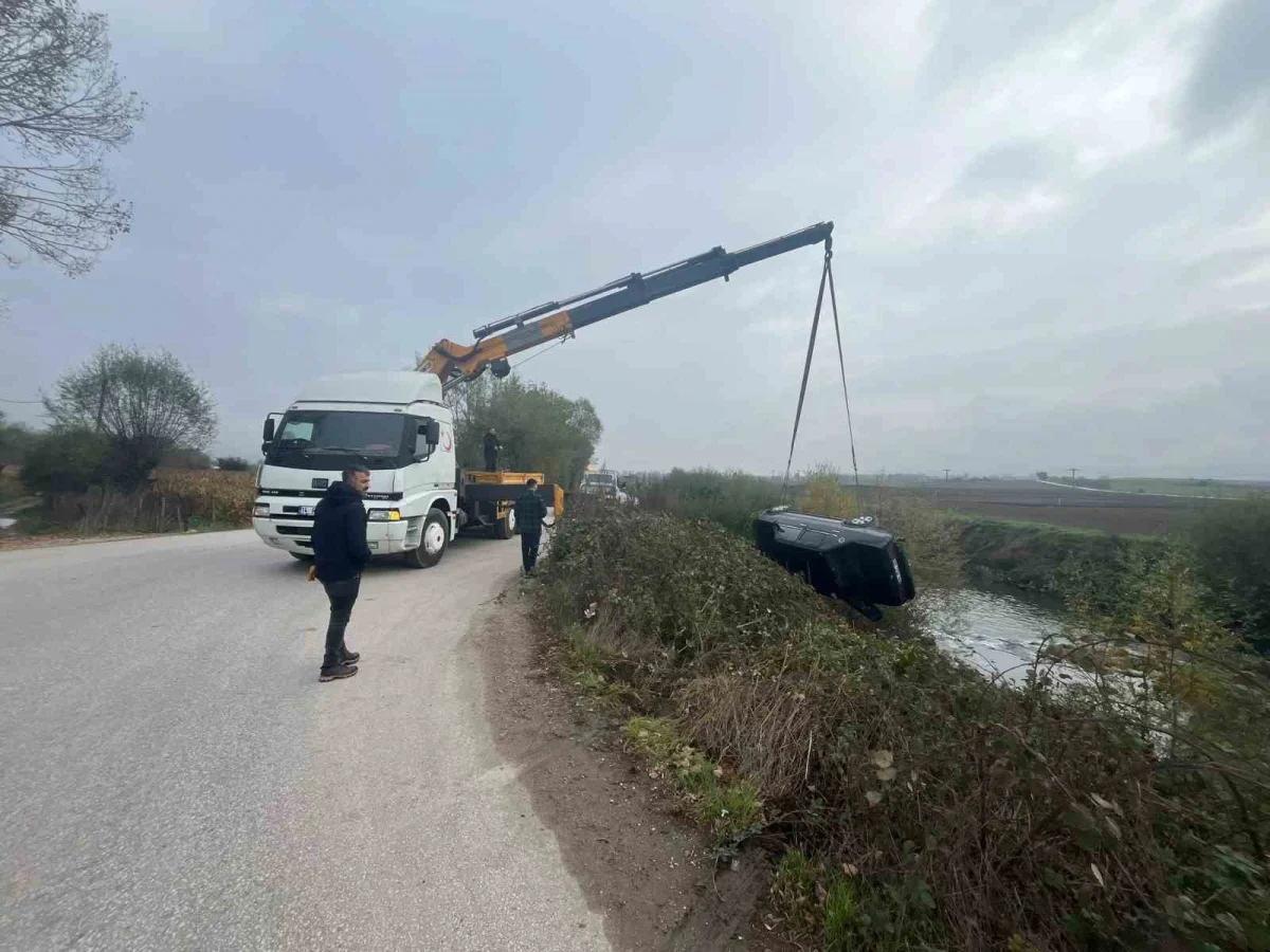 Bolu'da kontrolden çıkan otomobil dereye uçtu 4