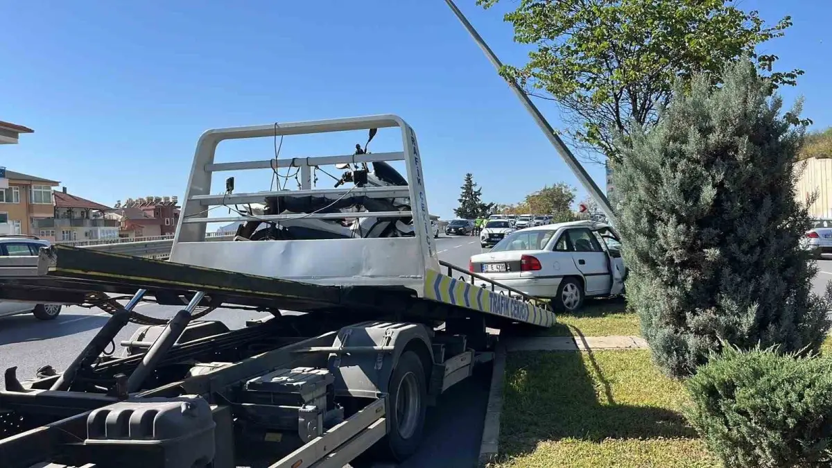 Alanya'da aydınlatma direğine çarpan otomobilin sürücüsü kaçtı: 1 yaralı 5
