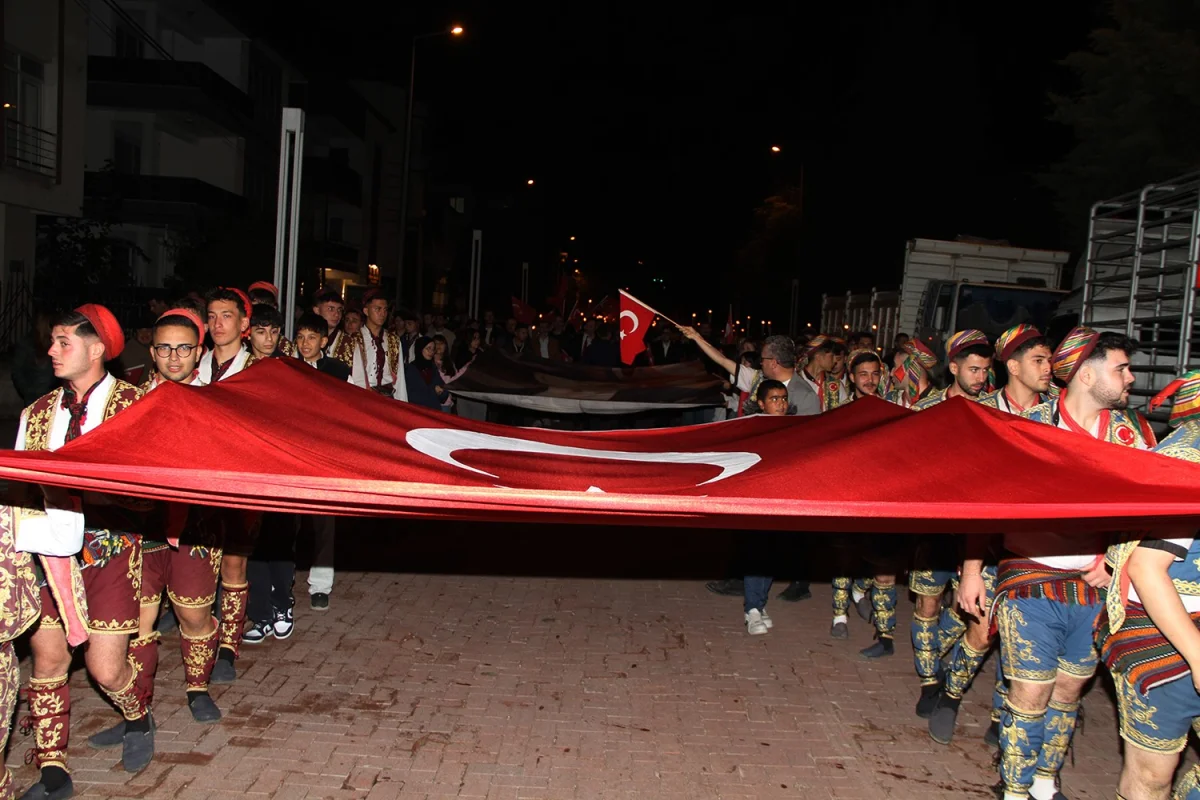 Kula'da ertelenen Cumhuriyet Bayramı coşkusu fener alayıyla yaşandı 3