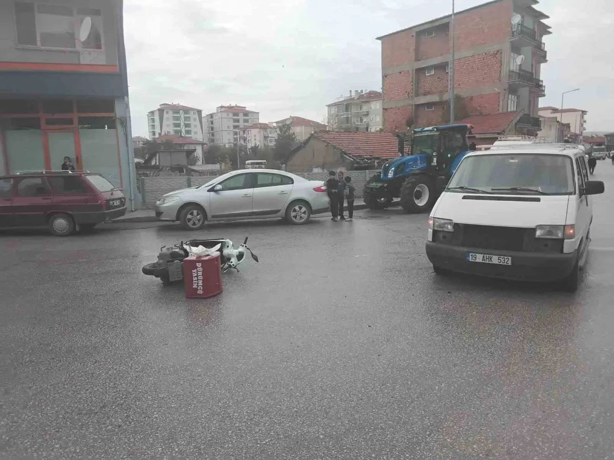 Çorum'un Alaca ilçesinde minibüs ile motosiklet çarpıştı: 1 yaralı 3