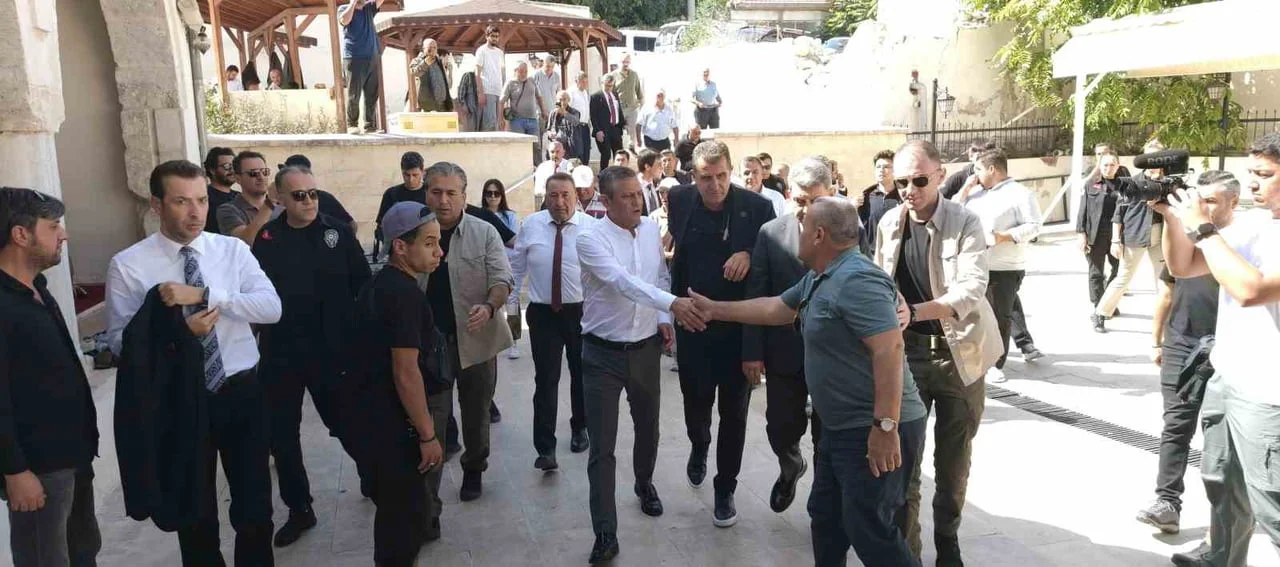 ÖZGÜR ÖZEL SİLİFKE’DE CUMA NAMAZI KILIP PARTİLİLERE SESLENDİ