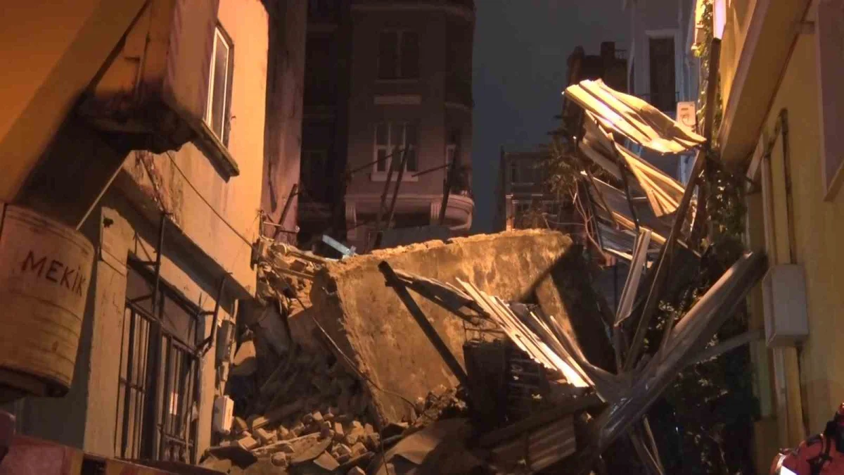 Beyoğlu'nda çöken 5 katlı metruk binada arama çalışmaları tamamlandı 5