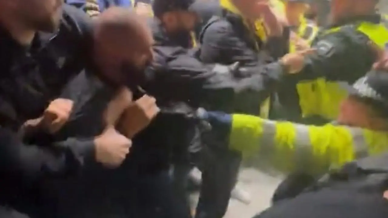 İngiliz polisinden Fenerbahçelilere orantısız güç! 1 taraftarın burnu kırıldı - Haber 7 Fenerbahçe
