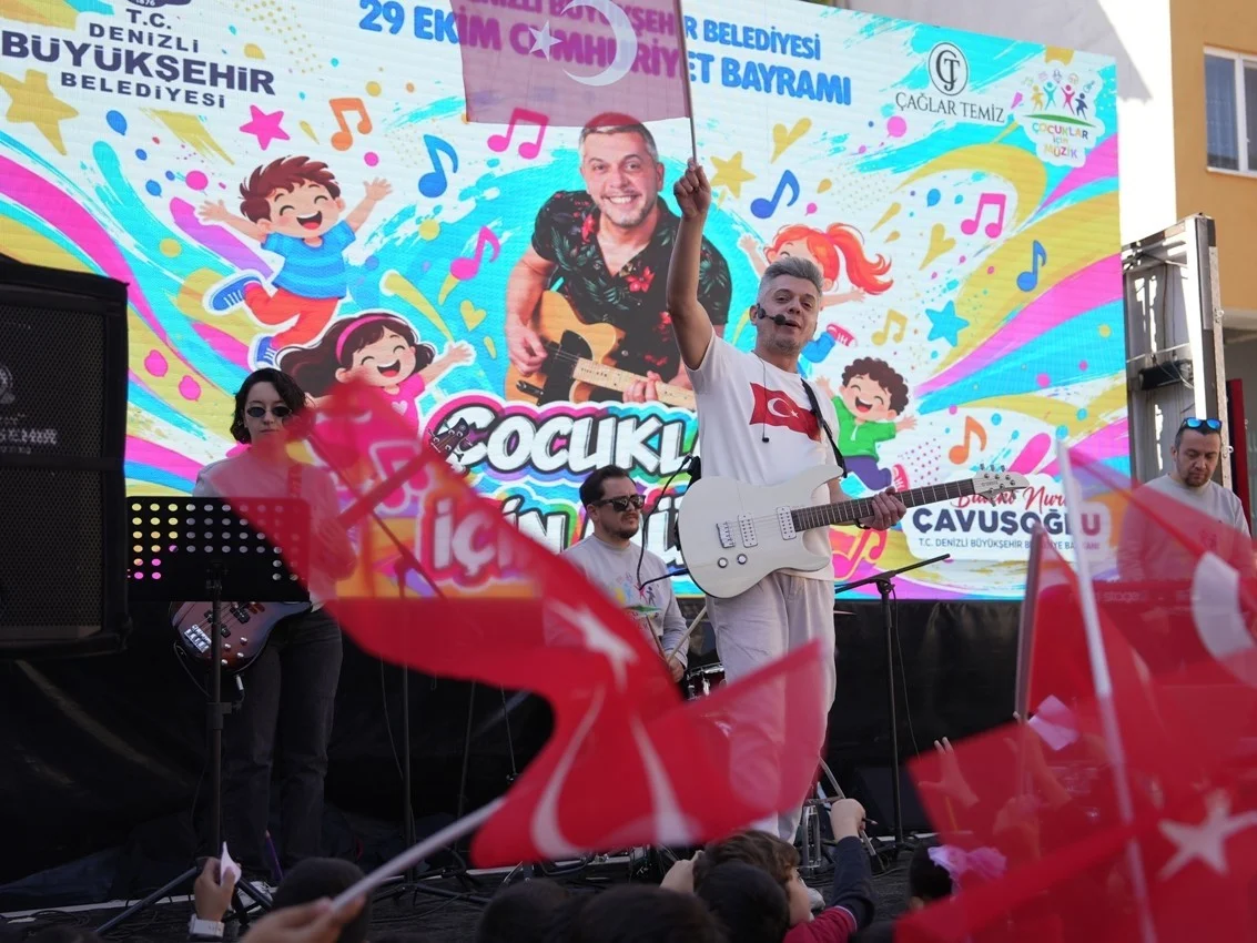 Denizli'de Cumhuriyet coşkusu 9 okulda binlerce öğrenciyle kutlandı 1