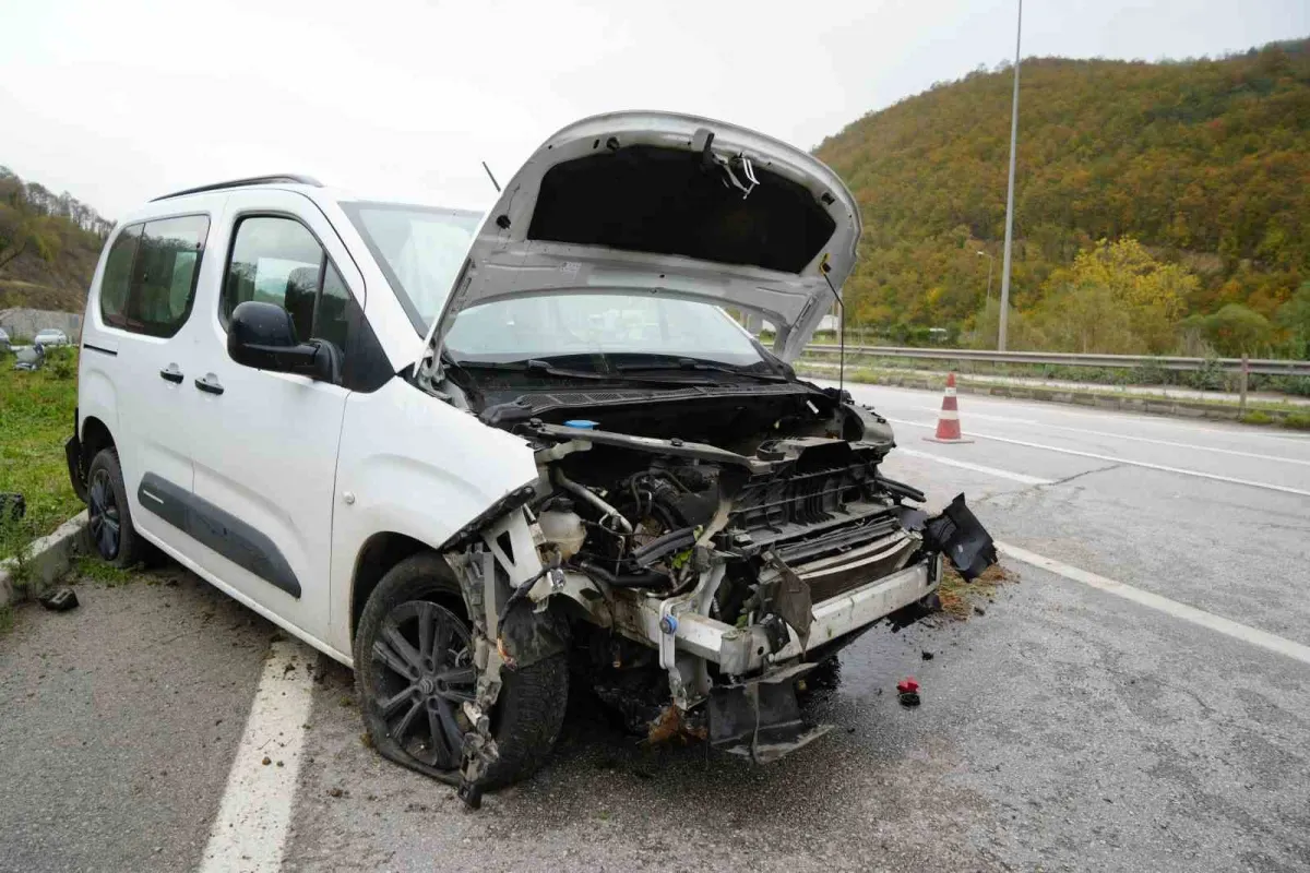 Samsun'da yağış nedeniyle kontrolden çıkan araç refüje çıktı: 3 yaralı 2