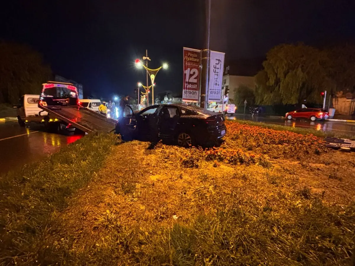 Erzincan'da sağanak yağış sonrası iki otomobil çarpıştı: 3 yaralı 2