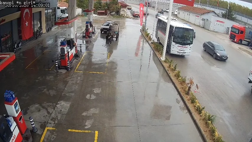 Edirne'de yakıtı biten aracı at arabasıyla 2 kilometre çektiler 1