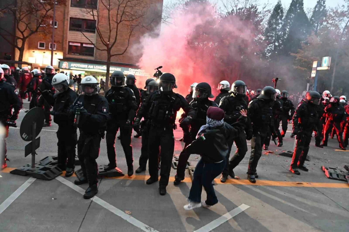 Hamburg'da binlerce gencin zorunlu askerlik protestosu çatışmayla bitti 1