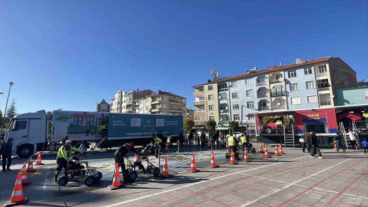 Karaman'da emniyet kemerinin önemi simülasyon aracıyla gösterildi 5