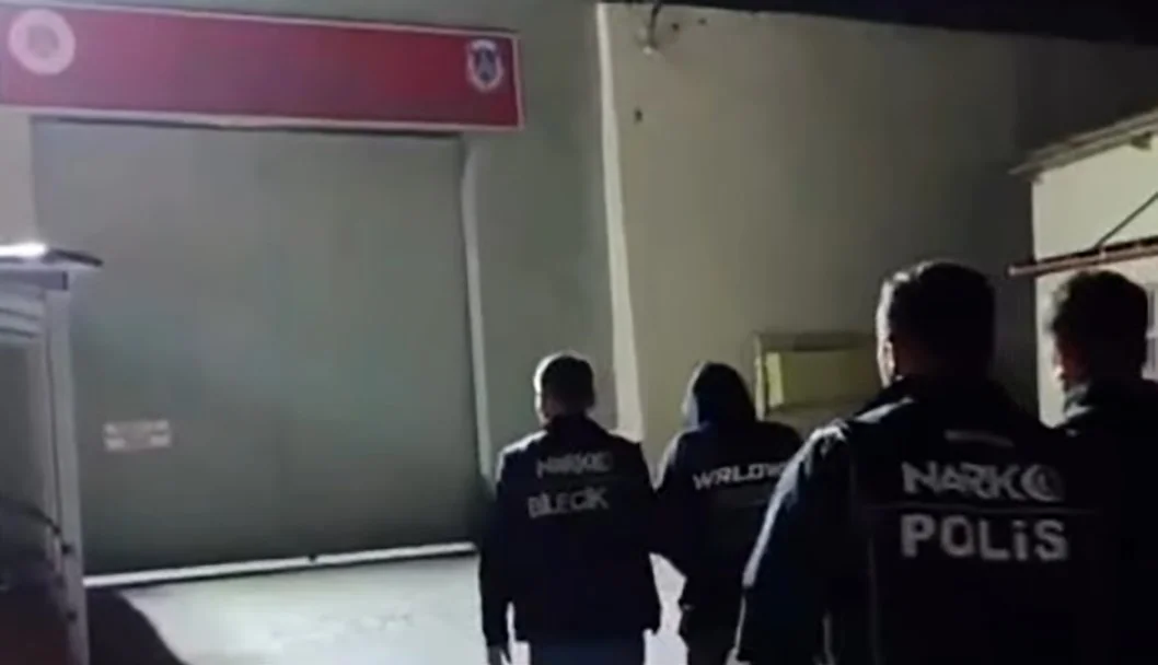 Bilecik'te takip edilen araçtaki valizden 8,5 kilo uyuşturucu çıktı: 2 tutuklama 4
