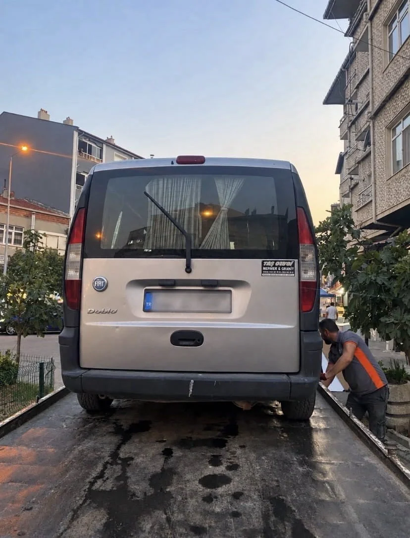 DOBLO MARKA ARAÇTA 14 DÜZENSİZ GÖÇMEN YAKALANDI