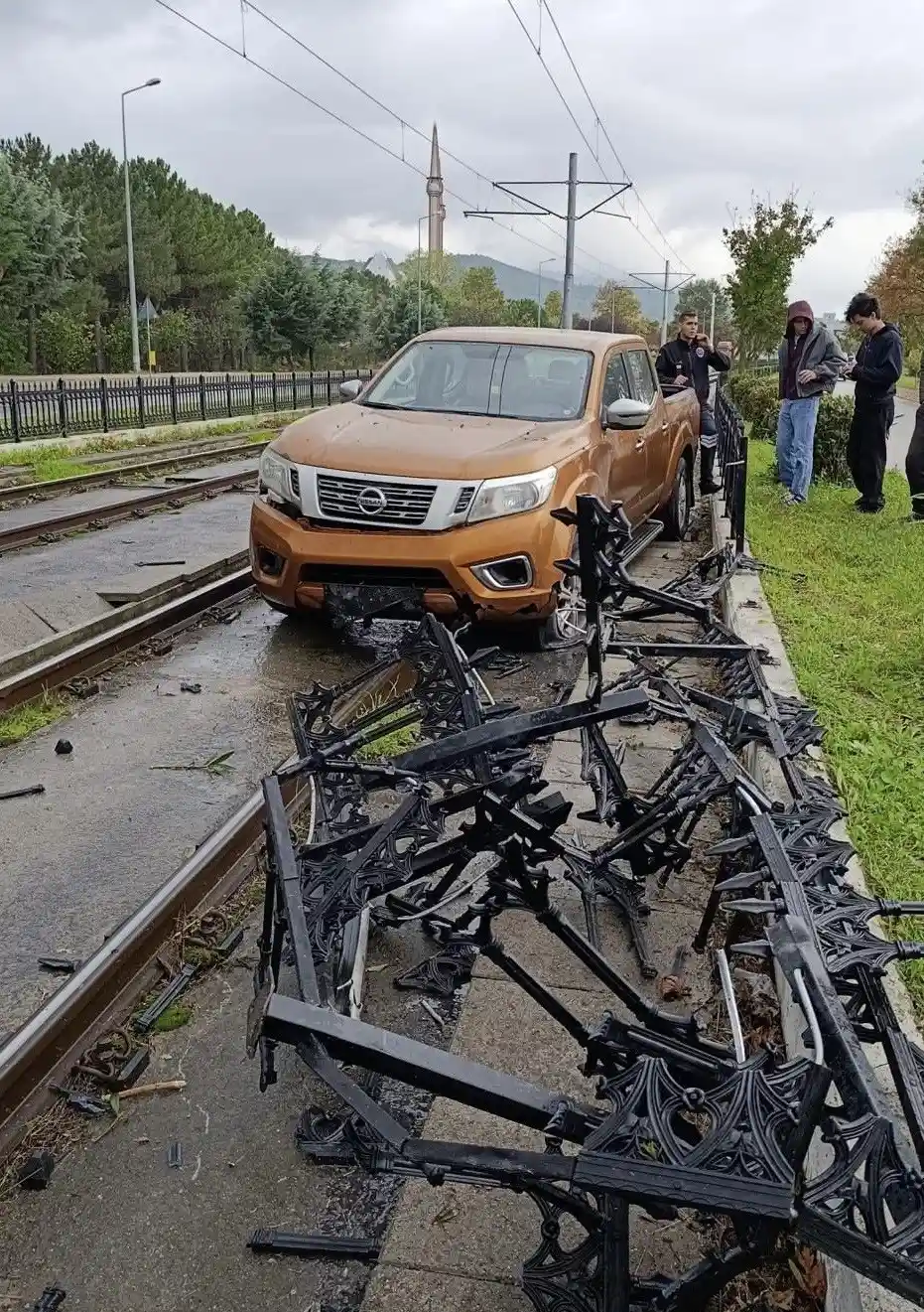 Samsun'da kontrolden çıkan pikap tramvay yoluna girdi 4