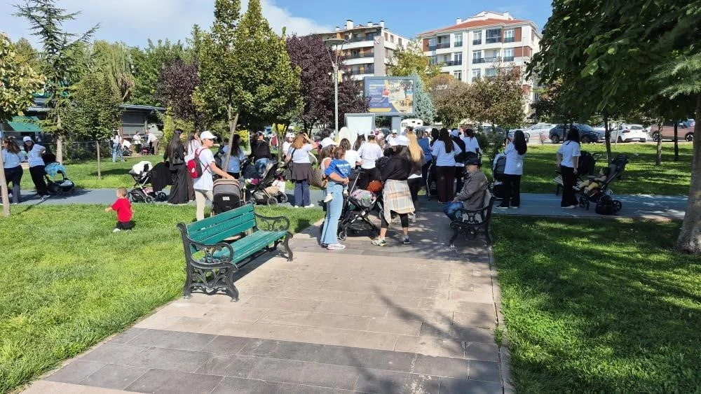 AK PARTİ ESKİŞEHİR İL BAŞKANI GÜRHAN ALBAYRAK, ETKİNLİK YAPMAK İSTEYEN BEBEKLİ 75 ANNENİN DEDE...