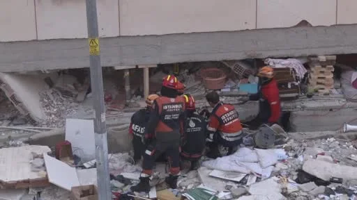 Maltepe'de ekipler itfaiye merdiveniyle çöken binanın üst katlarında arama yaptı