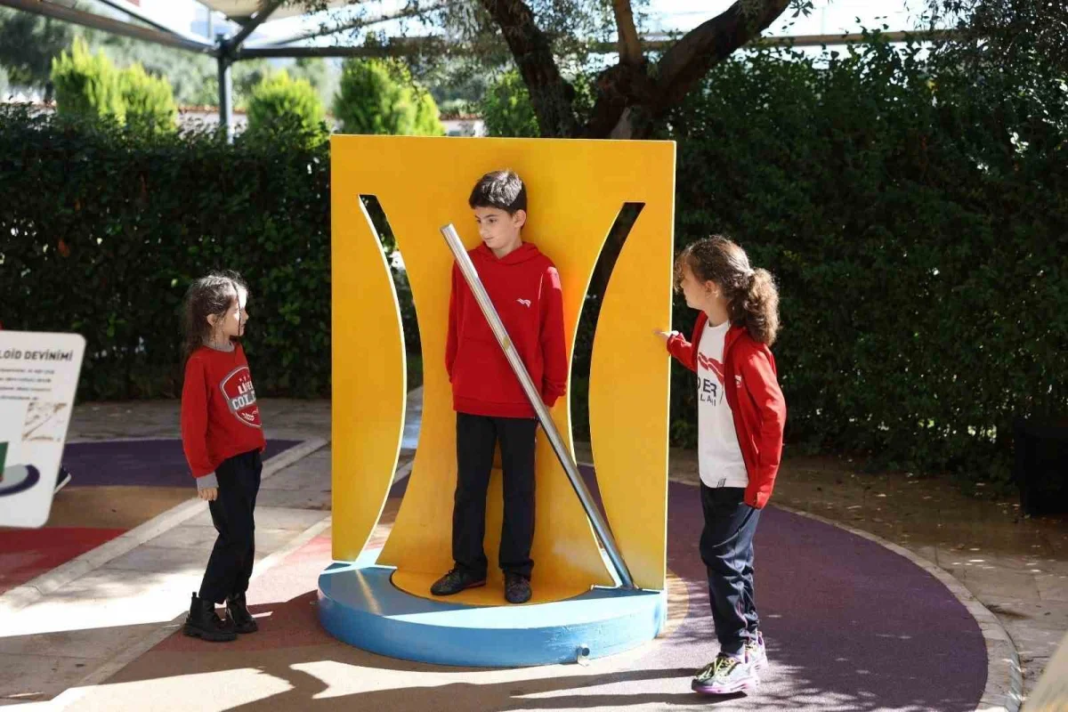 Efeler'deki Matematik ve Bilim Parkı'nda miniklerin Cumhuriyet ve bilim coşkusu 3