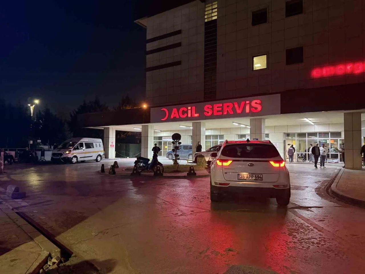 KOCAELİ'NİN İZMİT İLÇESİNDE SOKAKTA FENALAŞARAK YERE DÜŞEN KANSER HASTASI BİR VATANDAŞ, AĞIR...
